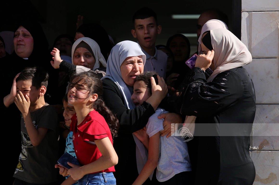 مواطنون يشيعون جثمان الشهيد طارق ادريس في مخيم عسكر بمدينة نابلس (تصوير: أيمن النوباني/وفا)